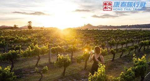 瑪吉(Mudgee),Burnbrae Wines A woman enjoying a glass of wine and the sun set from the scenic grounds of Burnbrae Wines, Mudgee