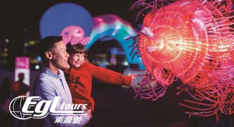 悉尼藝術節(Vivid Sydney)2018 一家人在繽紛悉尼燈光音樂節期間於岩石區的第一艦隊公園(First Fleet Park)近距離欣賞河豚燈光裝置2018