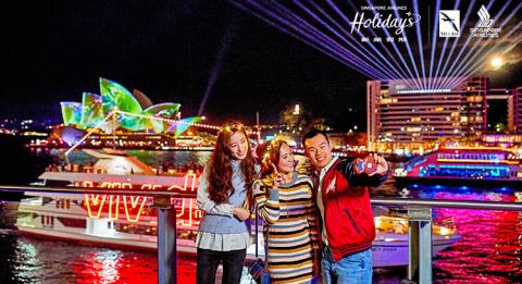 悉尼藝術節(Vivid Sydney)2018 Friends enjoying the sights and lights from the Overseas Passenger Terminal, The Rocks during Vivid Sydney 2018