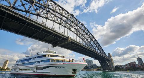 遊輪經過 悉尼海港大橋 (Sydney Harbour Bridge)