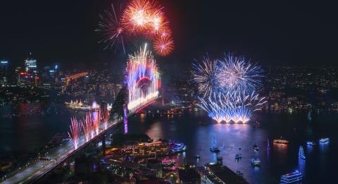 壯觀的午夜煙花匯演悉尼海港在慶祝新的一年的開始