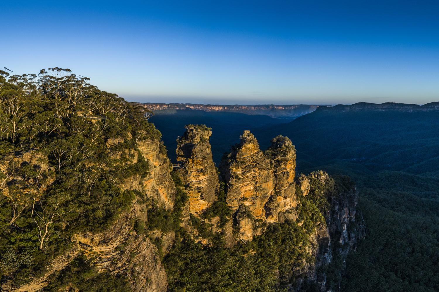 太陽落山三姐妹峰（Three Sisters） ， 卡頓巴（Katoomba）在裡面藍山