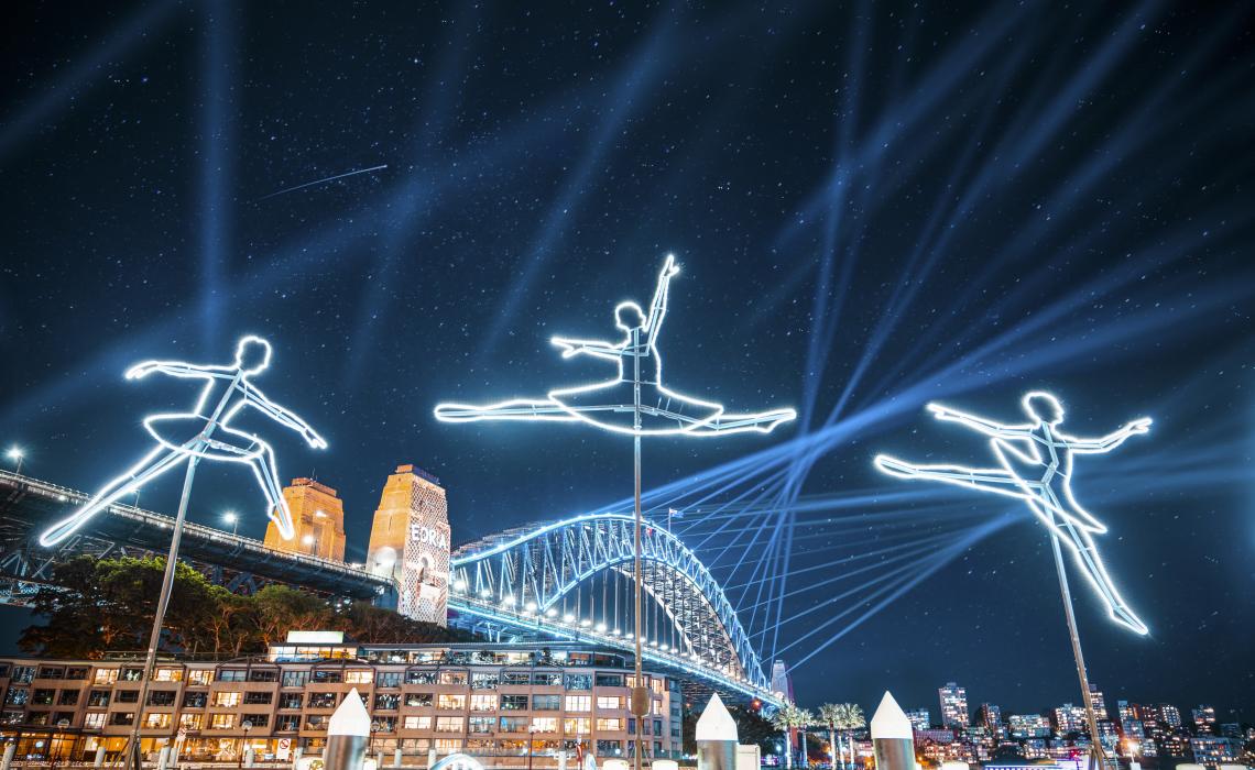 芭蕾舞女演員的燈光裝置照亮了坎貝爾斯灣岩石區期間繽紛悉尼燈光音樂節2019