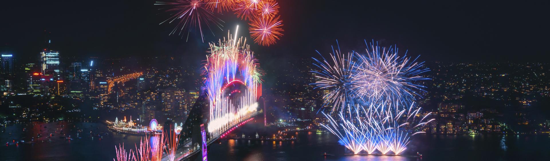 壯觀的午夜煙花匯演遍布悉尼海港在慶祝新的一年的開始2020 ， 悉尼