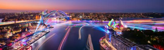 悉尼海港,繽紛悉尼燈光音樂節 悉尼海港橫過的船隻載著 Harbour Lights 裝置的景觀,繽紛悉尼燈光音樂節