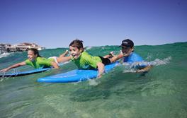 小朋友在邦迪（Bondi）參與 Let's Go Surfing 的滑浪課程