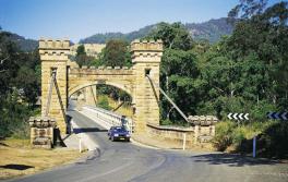 袋鼠谷（Kangaroo Valley）的古老漢普登橋（Hampden Bridge）