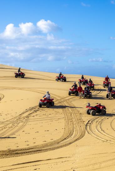 小團體享受 原住民 與 Sand Dune Adventures 一起騎四輪摩托車進行文化之旅， 史蒂芬斯港（Port Stephens）